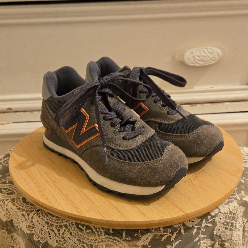 NWOT New Balance brown/gray and orange sneakers Sz 5.5 👡
